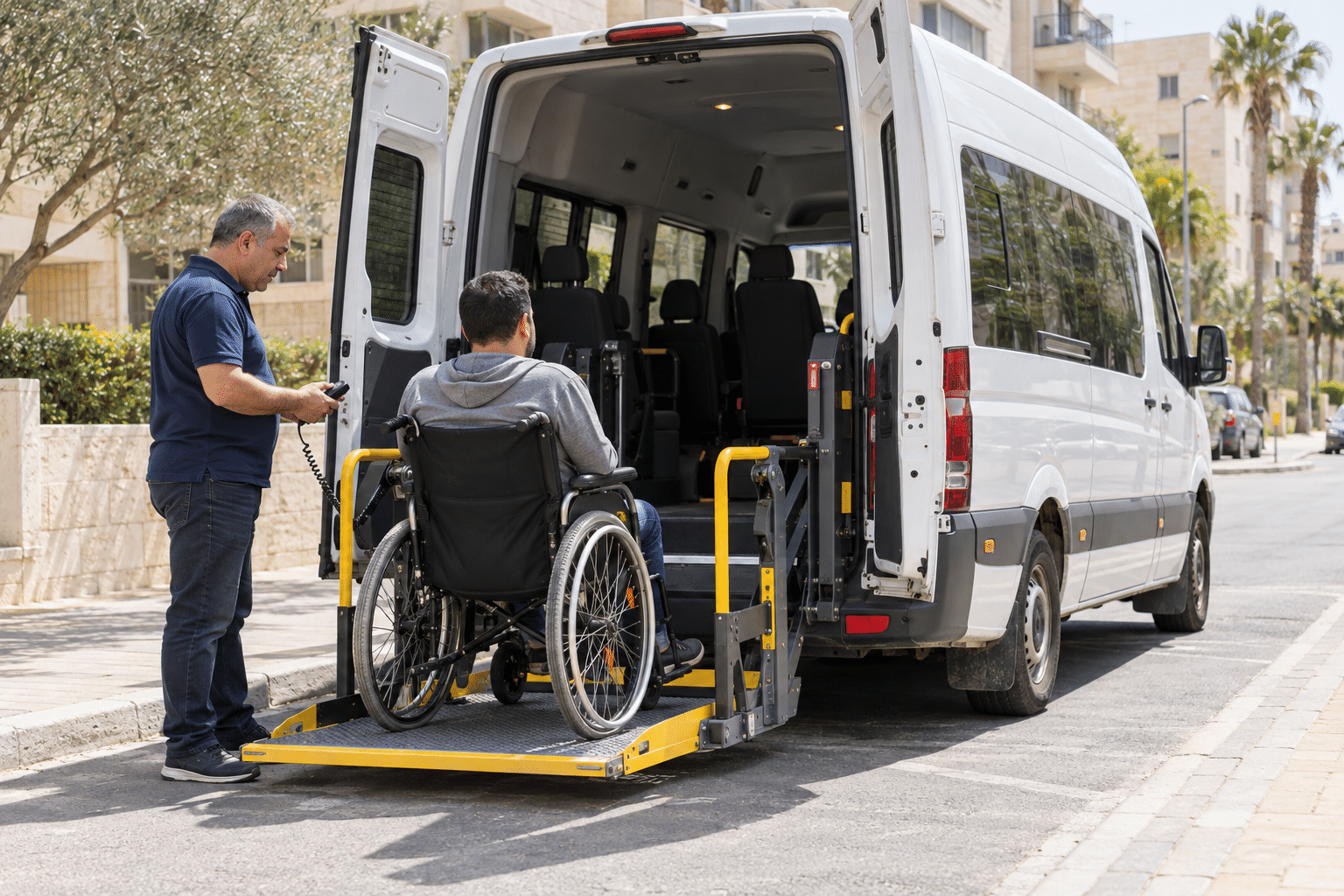 המחשה של עלייה למיניבוס נגיש באמצעות מעלון, בליווי נהג