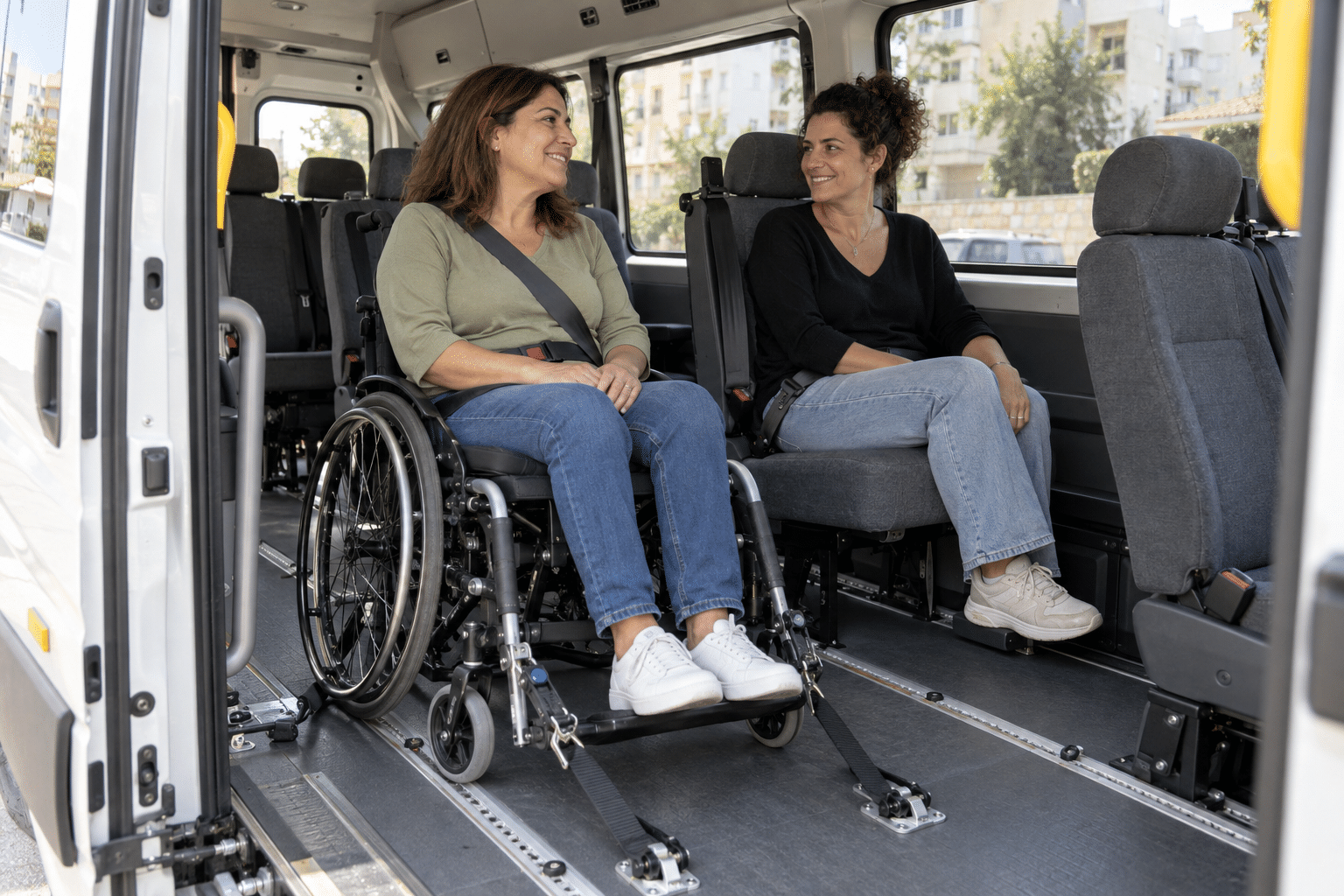 המחשה של נוסעת בכיסא גלגלים ומלווה בתוך מיניבוס נגיש